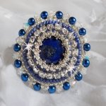 Bague Nil Bleu brodée avec un cabochon Lapis Lazuli orné de rocailles Argentées et Bleu Opaque Cobalt Miyuki, chatons en Cristal, perles rondes nacrées Bleu Marine sur une bague en Laiton Argenté